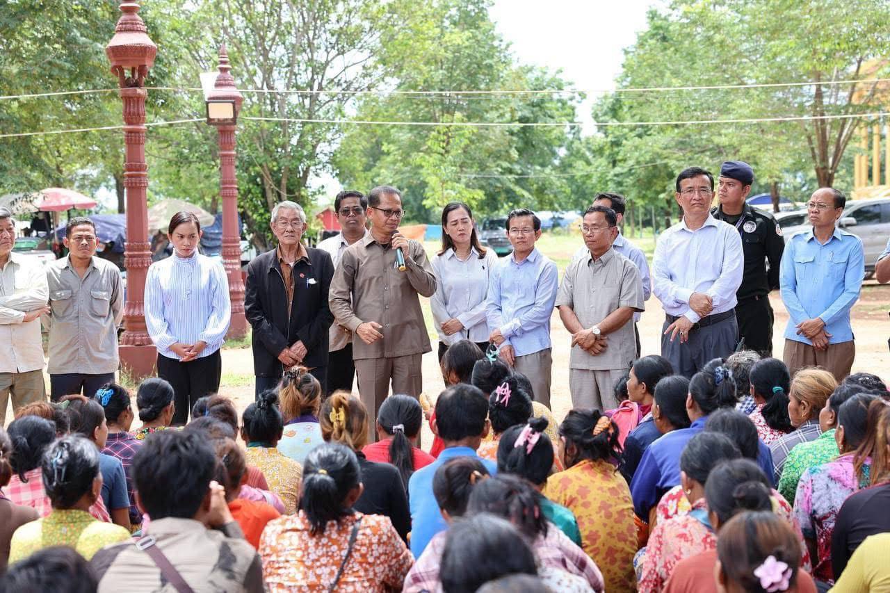 «ស្មារតីខ្មែរតែ១» ប្រតិភូក្រសួងបរិស្ថាន សប្បុរសជន អាជ្ញាធរគ្រប់ថ្នាក់ និងប្រជាពលរដ្ឋ ស្រុកអូររាំងឪ បាននាំយកអំណោយ ទៅផ្ដល់ជូនប្រជាពលរដ្ឋភៀសសឹក និងកងទ័ពកម្ពុជានៅជួរមុខ