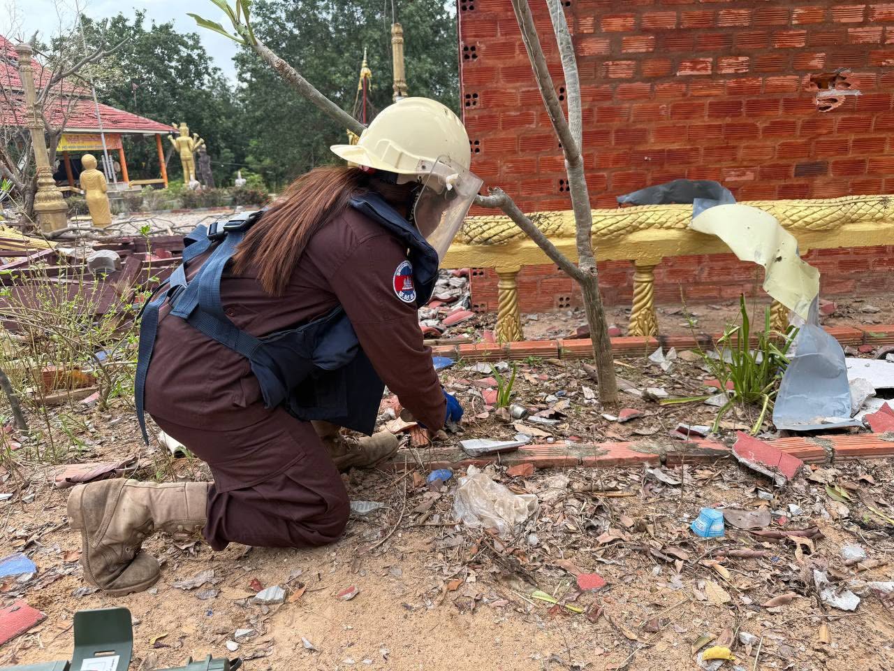 អ្នកជំនាញផ្នែកគ្រប់បែកនៃអង្គភាពស៊ីម៉ាក់ រកឃើញភ័ស្តុតាងបញ្ជាក់ច្បាស់ថា កងទ័ពអាកាសថៃ ប្រើប្រាស់យន្តហៅចម្បាំង F-16 ទម្លាក់គ្រប់បែក ប្រភេទ MK-84»