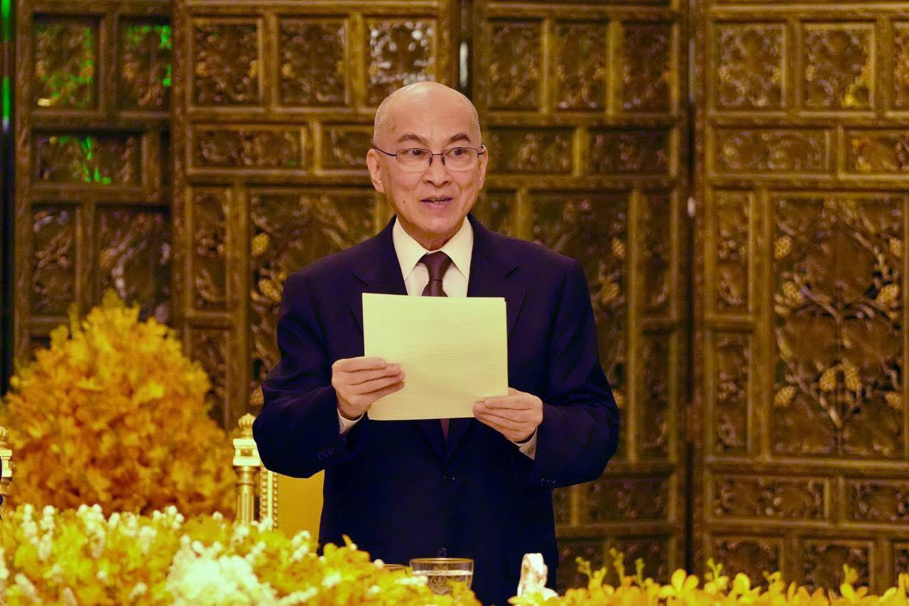 «ព្រះមហាក្សត្រប្រគល់សិទ្ធិពេញលេញ ជូន សម្តេច ហ៊ុន សែន ដើម្បីធ្វើទំនាក់ទំនងជាមួយនាយករដ្ឋមន្ត្រី លើកិច្ចការកងទ័ព និងកិច្ចការការពារជាតិ»