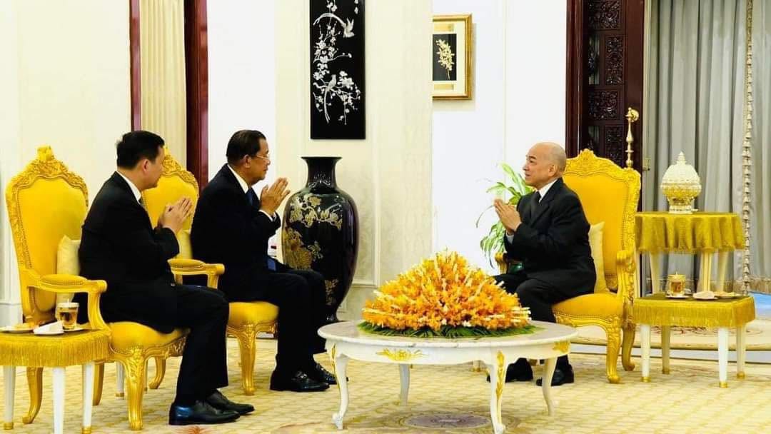 នាយឧត្តមសេនីយ៍ផុតលេខ «ផ្កាយមាស៥» តេជោសែន ផ្តាំទៅមនុស្សខ្លះនៅក្រុងបាងកកថា “មិនបាច់ឆ្ងល់ទេ កុំថាឡើយខ្ញុំជាថ្នាក់ដឹកនាំប្រទេស សូម្បីតែខ្ញុំជាពលរដ្ឋម្នាក់ ក៏ខ្ញុំមានសិទ្ធិវាយពួកចោរឈ្លានពានប្រទេសរបស់ខ្ញុំដែរ”