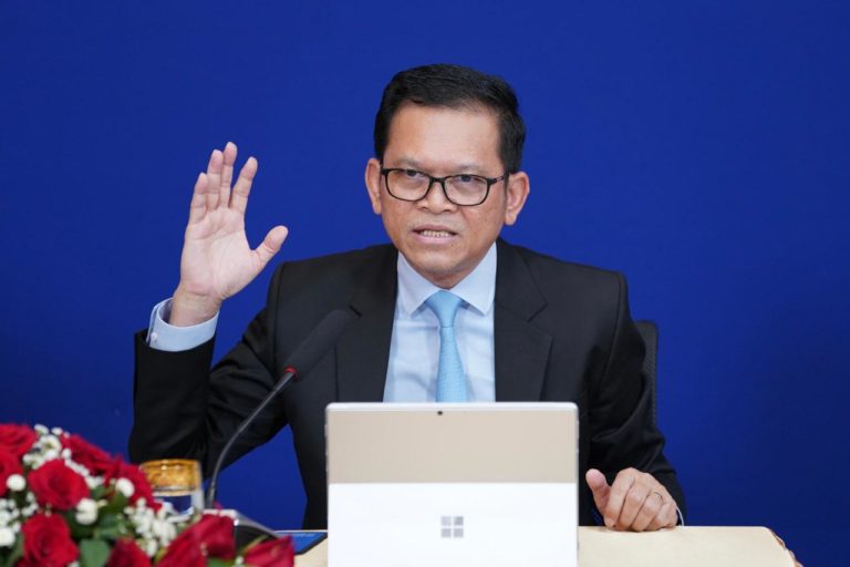 អ្នកនាំពាក្យរាជរដ្ឋាភិបាលកម្ពុជា ប្រាប់ទៅភាគីថៃថា “បើមានអ្វីត្រូវដោះស្រាយជាមួយប្រជាជនរបស់ខ្លួនត្រូវដោះស្រាយផ្ទៃក្នុងខ្លួនឯង កុំចាំបាច់បង្វែរស្ថានការណ៍ទម្លាក់កំហុសមកលើកម្ពុជា តាមរយៈបង្កើតព័ត៌មានក្លែងក្លាយ”