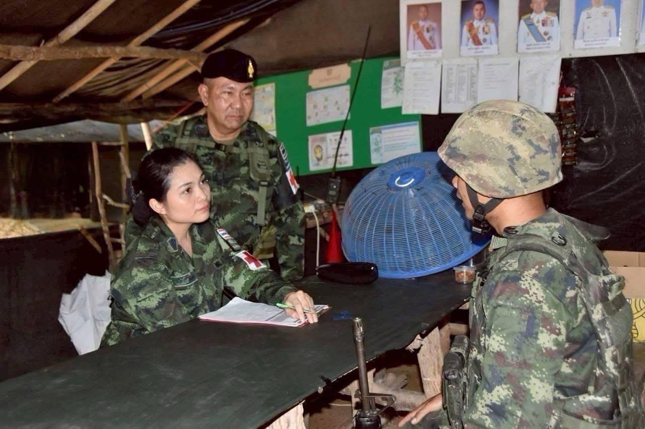 កងទ័ពថៃមានបញ្ហាផ្លូវចិត្តធ្ងម់ធ្ងរ ពេលនេះ ថៃបានបញ្ជូនពេទ្យមកព្យាបាលជំងឺផ្លូវចិត្តទាហានជួរមុខ បន្ទាប់ពីកើតហេតុការណ៍ទាហានម្នាក់រត់ចេញពីបន្ទាយ បា.ញ់ប្រជាជនថៃគ្នាឯង រួចបាញ់សម្លា..ប់ខ្លួន
