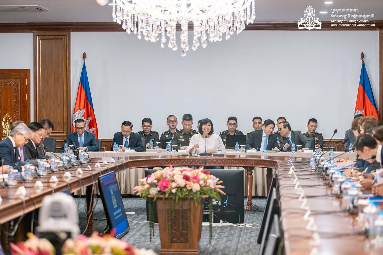 កម្ពុជា ប្រាប់បណ្តាអង្គទូតបរទេសនានា និងតំណាងទីភ្នាក់ងារអង្គការសហប្រជាជាតិប្រចាំកម្ពុជាអំពីការ “គំរាមកំហែង” របស់ភាគីថៃបំពានលើបទឈប់បាញ់