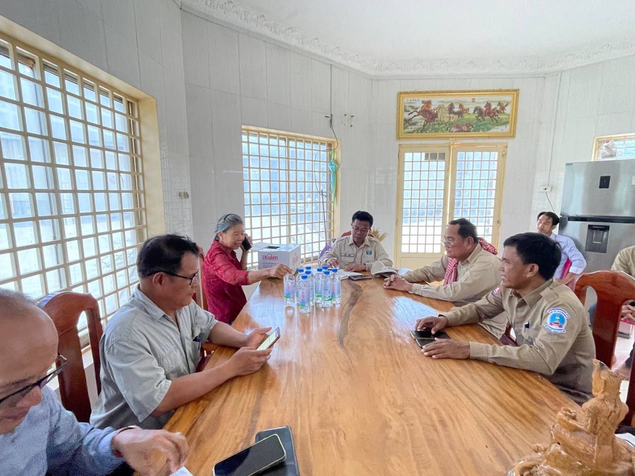 មន្ត្រីជាន់ខ្ពស់ក្រសួងកសិកម្ម ចុះជួបជាមួយម្ចាស់រោងម៉ាស៊ីនស្រូវ ដើម្បីបង្កើនការប្រមូលទិញស្រូវពីប្រជាកសិករ នៅស្រុកមង្គលបូរី ខេត្តបន្ទាយមានជ័យ