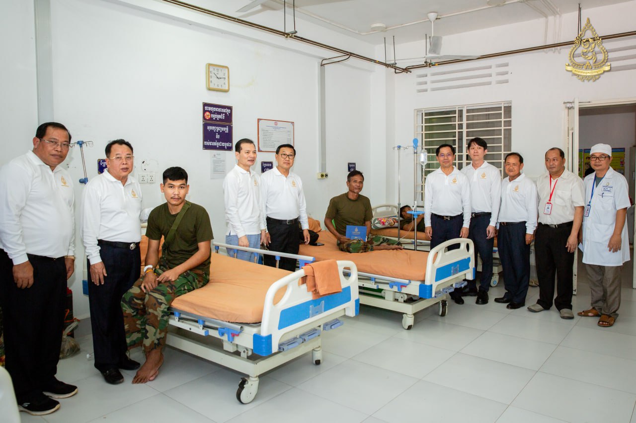 «អ្នកឧកញ៉ា ឡាវ កាង ដឹកនាំគណៈប្រតិភូសមាគមឧកញ៉ាកម្ពុជា ចុះសួរសុខទុក្ខ និងនាំយកអំណោយជាថវិកាជូនវីរកងទ័ពដែលបានរបួសក្នុងសមរភូមិ និងកំពុងសម្រាកព្យាបាលនៅមន្ទីរពេទ្យបង្អែកខេត្តឧត្តរមានជ័យ»