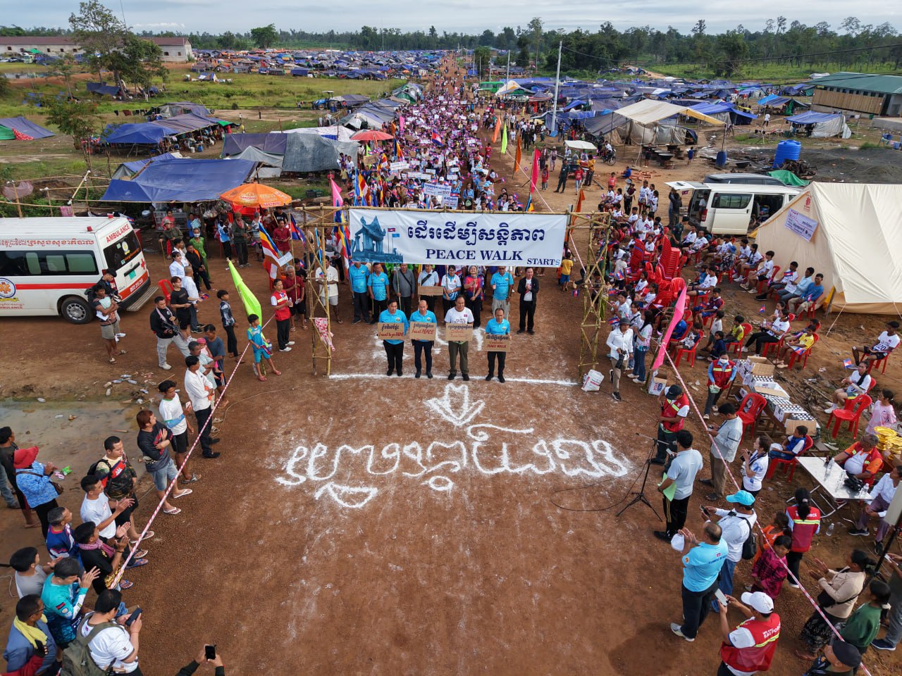 ថ្នាក់ដឹកនាំខេត្តព្រះវិហារ ព្រះសង្ឃ និងជនភៀសសឹករាប់ពាន់អង្គ/នាក់ រួមគ្នាដង្ហែរក្បួនថ្មើជើង «ដើម្បីសន្ដិភាព»