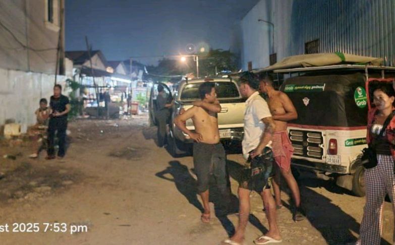 ជារឿងធម្មតាការផឹកស៊ីម្ខាងចេញស្រា ម្ខាងចេញសាច់ក្លែម ស្រាប់បុរសម្នាក់ឃើញគេផឹកស៊ី ចូលទៅផឹកជាមួយគេទាំងដែលមិនបានអញ្ជើញ ដល់ពេលឲ្យជួយចេញសាច់ក្លែមបែរជា វាយគេបែកក្បាលទៅវិញ