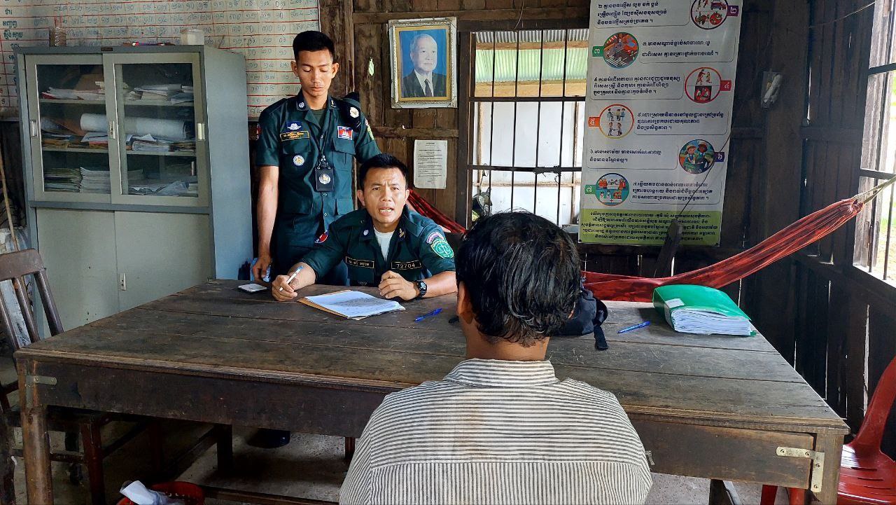 ជនស៊ីវិល១ក្រុមមានគ្នា ៥ទៅ៦នាក់ ប្រដាប់ដោយអាវុធ ដែលពលរដ្ឋអះអាងថាជា «កូនចៅរបស់ព្រះរាជអាជ្ញាខេត្តក្រចេះ» បាញ់ជាច្រើនគ្រាប់គំរាមពលរដ្ឋបើកគោយន្តដឹកឈើ នៅស្រុកចិត្របុរី