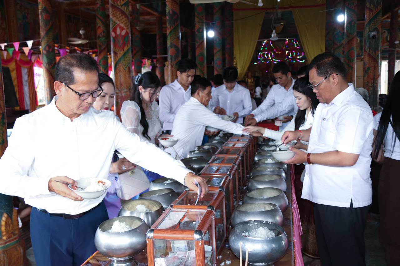 ប្រធានក្រុមការងារយុវជនគណបក្សក្រសួងបរិស្ថាន អញ្ជើញនាំយកនូវទេយ្យទាន ប្រគេនព្រះសង្ឃក្នុងពិធីបុណ្យកាន់បិណ្ឌវេនទី៦ នៅបរិវេណវត្តព្រះធាតុបាស្រី ស្រុកអូររាំងឪ