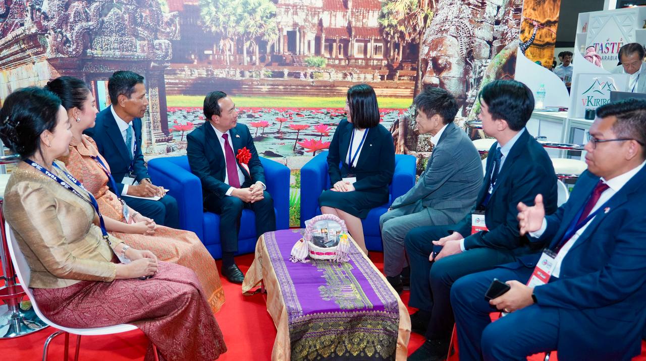 រដ្ឋមន្ត្រីក្រសួងទេសចរណ៍ ស្នើឱ្យក្រុមហ៊ុនអាកាសចរណ៍ដ៏ធំរបស់ជប៉ុន «Japan Airlines» បង្កើតជើងហោះហើរត្រង់ និងផ្ទាល់ពីប្រទេសជប៉ុនមកកម្ពុជា
