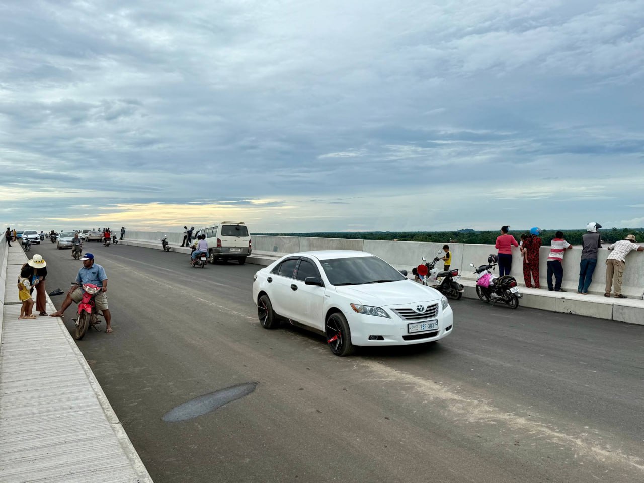 ស្ពានមិត្តភាព កម្ពុជា-ចិន មេគង្គក្រចេះ ដែលអនុញ្ញាតិឱ្យបងប្អូនប្រជាពលរដ្ឋឆ្លងកាត់បណ្តោះអាសន្នក្នុងឱកាសបុណ្យកាន់បិណ្ឌ និងភ្ជុំបិណ្ឌរយៈពេល២១ថ្ងៃ ត្រូវបានបិទ ដើម្បីបន្តការងារបង្ហើយ