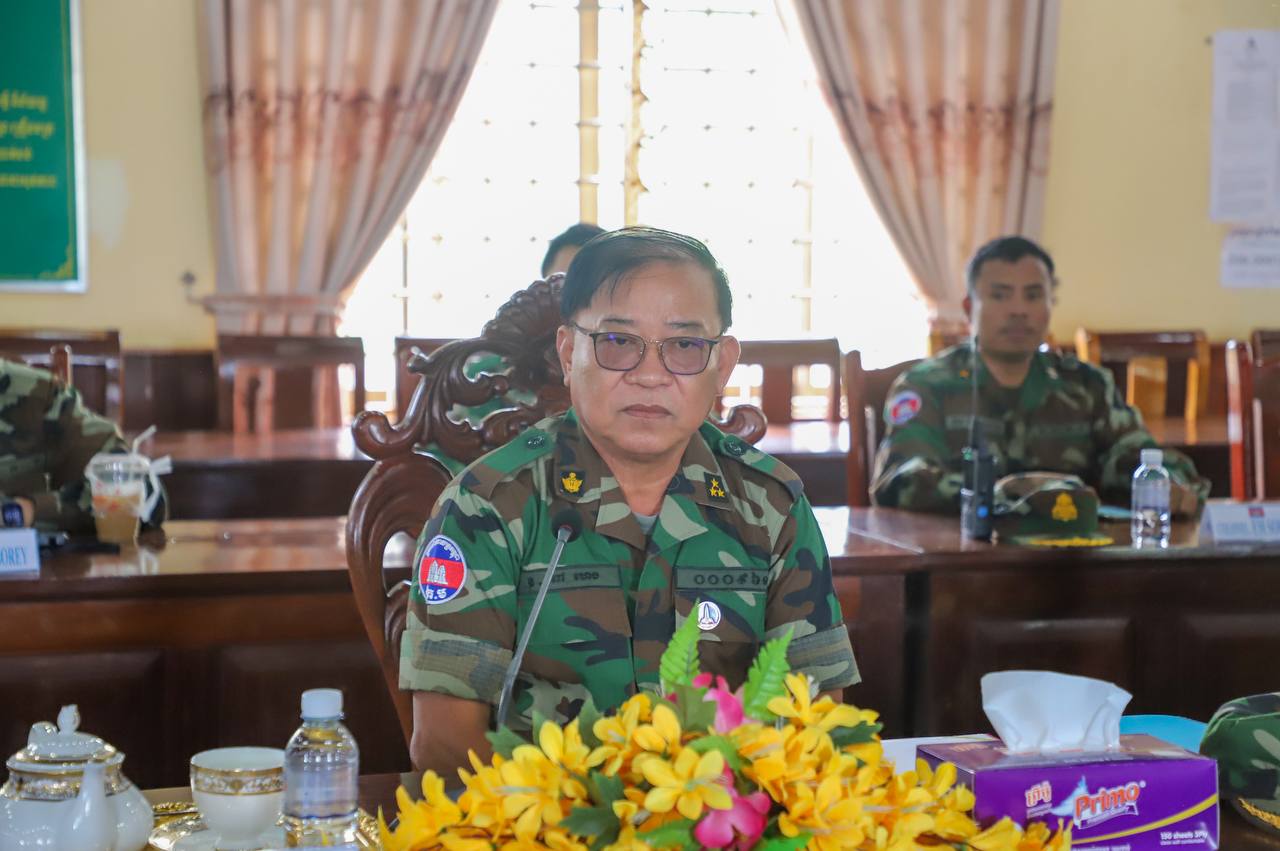 ក្រុមអ្នកសង្កេតការណ៍អន្តរកាល (IOT) ដឹកនាំដោយម៉ាឡេស៊ី ចូលជួបជាមួយមេបញ្ជាការយោធភូមិភាគទី៤ ដើម្បីស្ដាប់បទបង្ហាញស្តីពី “ស្ថានភាពតាមបណ្ដោយព្រំដែន ក្រោយបទឈប់បាញ់ចូលជាធរមាន”