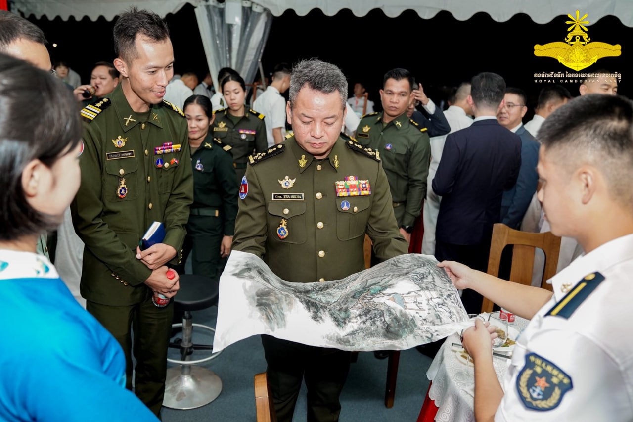 ប្រមុខការពារជាតិកម្ពុជា អញ្ជើញទស្សនកិច្ចលើនាវា «PLAN 83» និង «PLAN 988» របស់កងទ័ពជើងទឹក នៃកងទ័ពរំដោះប្រជាជនចិន