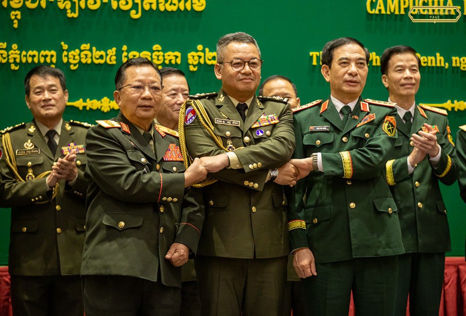 ប្រមុខក្រសួងការពារជាតិបីប្រទេស កម្ពុជា-វៀតណាម-ឡាវ សំដៅបង្កើននូវទំនាក់ទំនង និងជំរុញកិច្ចសហប្រតិបត្តិការការពារជាតិជាមួយគ្នាទៅវិញទៅមក ឱ្យកាន់តែស៊ីជម្រៅរឹងមាំបន្ថែមទៀត