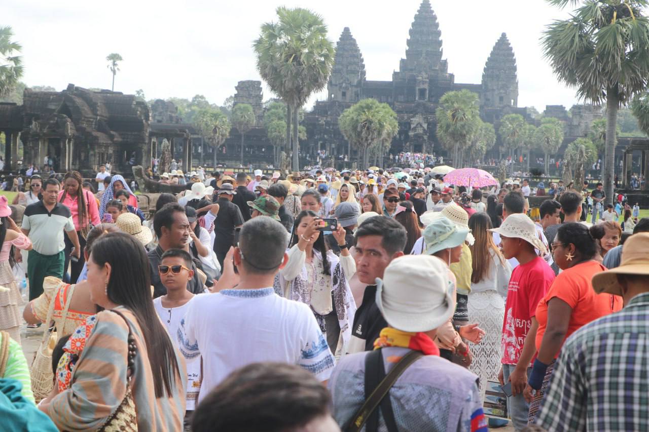 ទេសចរ បង្ហាញក្តីរំភើប ពេលឃើញ “រមណីយដ្ឋានអង្គរ” មានភ្ញៀវទេសចរមកទស្សនាច្រើនកុះករនាថ្ងៃបុណ្យអុំទូកបណ្ដែតប្រទីបសំពះព្រះខែ និងអកអំបុកឆ្នាំនេះ