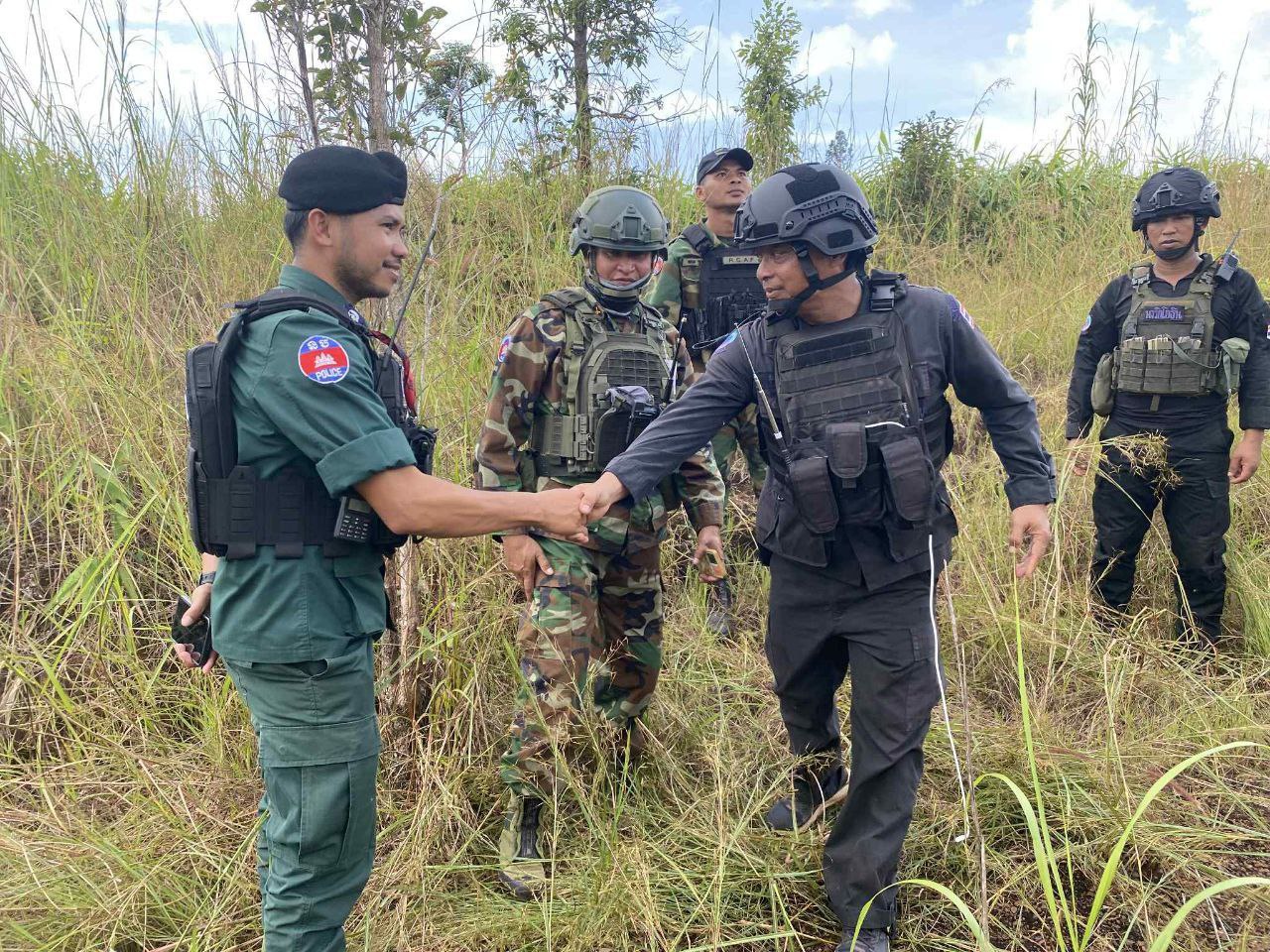 ទាហាន ចល័តរថពាសដែក២គ្រឿង កម្លាំងថ្មើជើង ១០ នាក់ ចូលមករាយបន្លាលួស នៅទល់មុខប៉ុស្តិ៍ច១ ព្រមទាំងដាក់គ្រឿងចក្រឈូសឆាយ នៅទល់មុខប៉ុស្តិ៍អូរភ្លុកដំរី ដែលសកម្មនេះ បានរំលោភកិច្ចព្រមព្រៀងសន្តិភាព