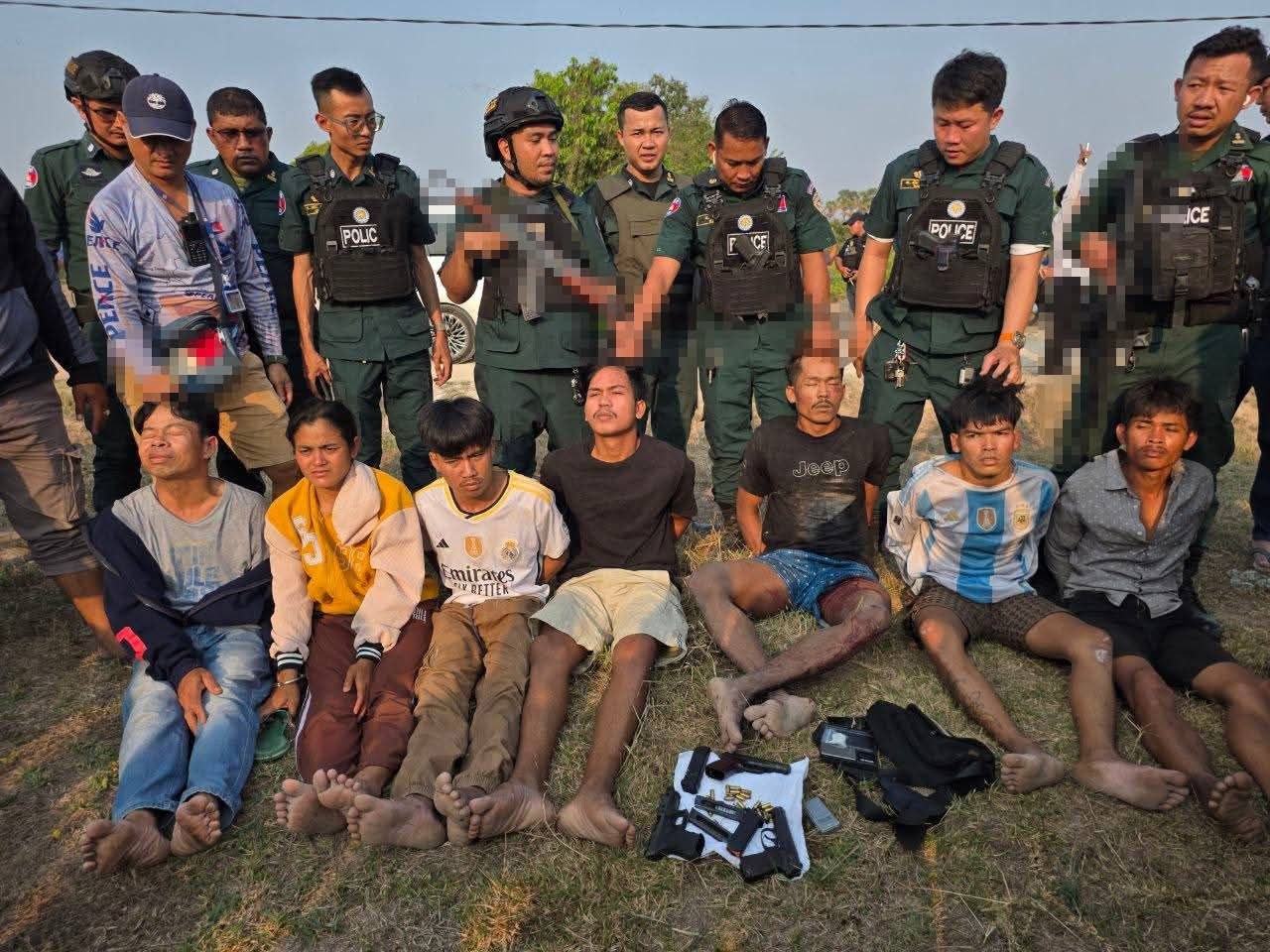 បង្ក្រាបសំបុកគ្រឿងញៀនប្រដាប់ដោយអាវុធនៅតាកែវ  បាញ់តបសមត្ថកិច្ច បណ្តាលឱ្យនគរបាល២នាក់របួសធ្ងន់ ចាប់ខ្លួនមេខ្លោងរហស្សនាម «រាជ» និងបក្ខពួកសរុប៧នាក់!