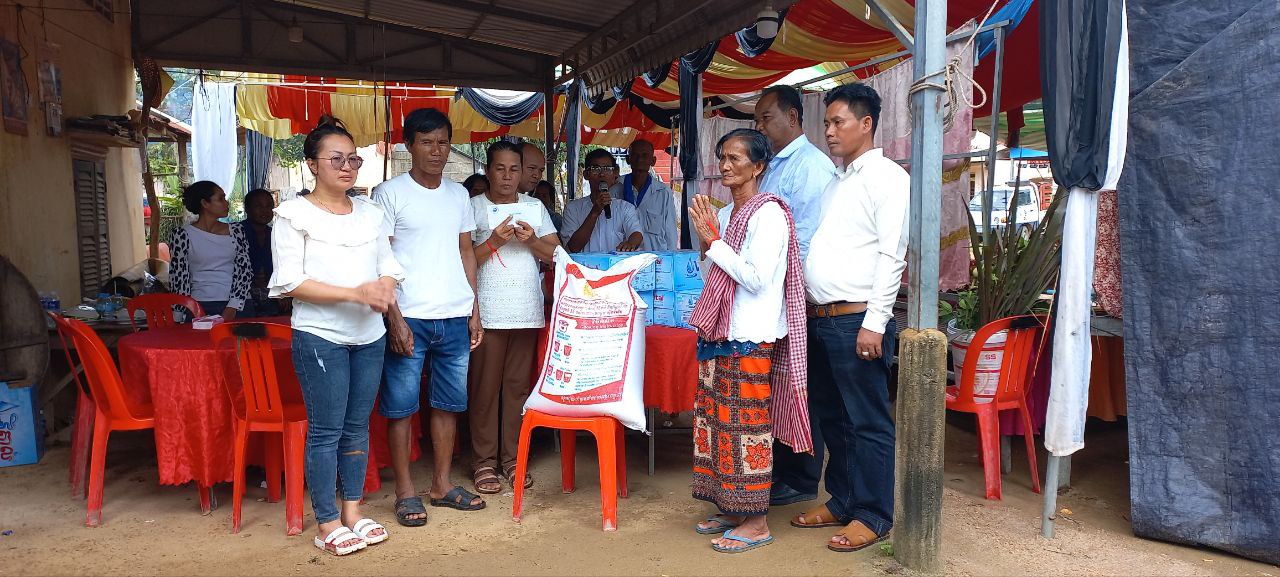 លោកបណ្ឌិត ម៉េង សុភ័ណ្ឌ ប្រធានសមាគមសារព័ត៌មាន AE MSJ អញ្ជើញចូលរួមដាក់កម្រផ្កា និងចែករំលែកទុក្ខដ៏ក្រៀមក្រំកញ្ញា ឈួន ណាគ្រី និងក្រុមគ្រួសារដែលបាត់បង់ជីដួនជាទីស្រឡាញ់