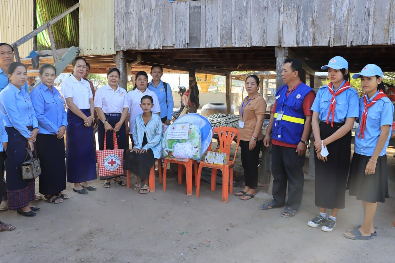 ស្ត្រីត្រៀមសម្រាល និងស្ត្រីទើបសម្រាលកូន ដែលមានជីវភាពខ្វះខាត ចំនួន ១០គ្រួសារ នៅស្រុកពាមរក៍ និងស្រុកស៊ីធរកណ្តាល បានទទួលអំណោយមនុស្សធម៌ ពីក្រុមការងារឥស្សរជនឆ្នើមថ្នាក់ជាតិ នៃសាខាកាកបាទក្រហមកម្ពុជា ខេត្តព្រៃវែង