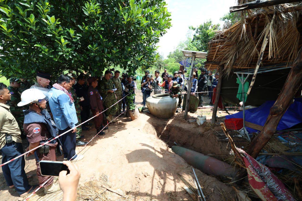 អ្នកនាំពាក្យក្រសួងការពារជាតិ៖ សភាពការព្រំដែនកម្ពុជា-ថៃមានភាពស្ងប់ស្ងាត់ ខណៈក្រុមមន្ត្រីអនុព័ន្ធយោធាមកពី ៩ ប្រទេស ចុះពិនិត្យស្ថានភាពជាក់ស្ដែងនៅទីតាំងដែលយោធាថៃ ទម្លាក់គ្រាប់បែក MK-84 និងគ្រាប់ផ្លោងកំឡុងមានជម្លោះ