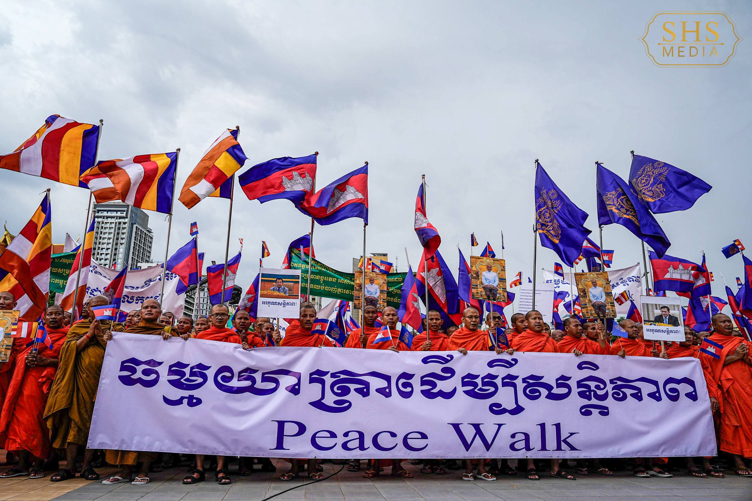 ធម្មយាត្រា “ដើម្បីសន្តិភាព” ដែលរៀបចំដោយគណៈសង្ឃនាយកទាំងពីរគណៈនៃកម្ពុជាមានព្រះសង្ឃទាំងពីរគណៈនិមន្តចូលរួម ចំនួន ២ ៥៦៩ អង្គ ដើម្បីបិណ្ឌបាត្រឱ្យមានការគោរពបទឈប់បាញ់ជានិរន្តន៍រវាងកម្ពុជា-ថៃ