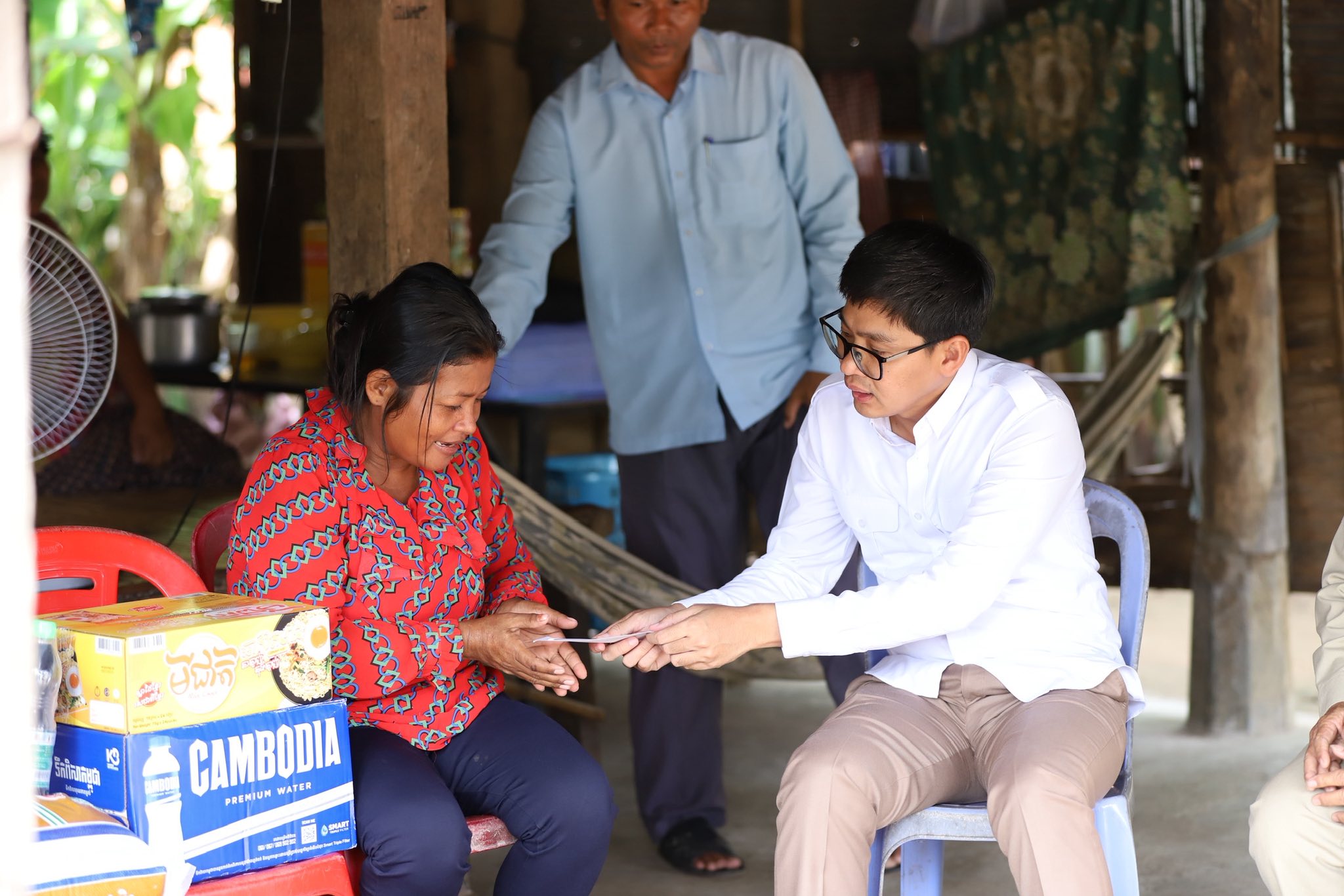 លោក ចេង ឌីណា អភិបាលស្រុកខ្សាច់កណ្ដាល អញ្ជើញជួបសំណេះសំណាលសួរសុខទុក្ខគ្រួសារកងទ័ពជួរមុខ ចំនួន០២គ្រួសារ ស្ថិតក្នុងឃុំសុីធរ