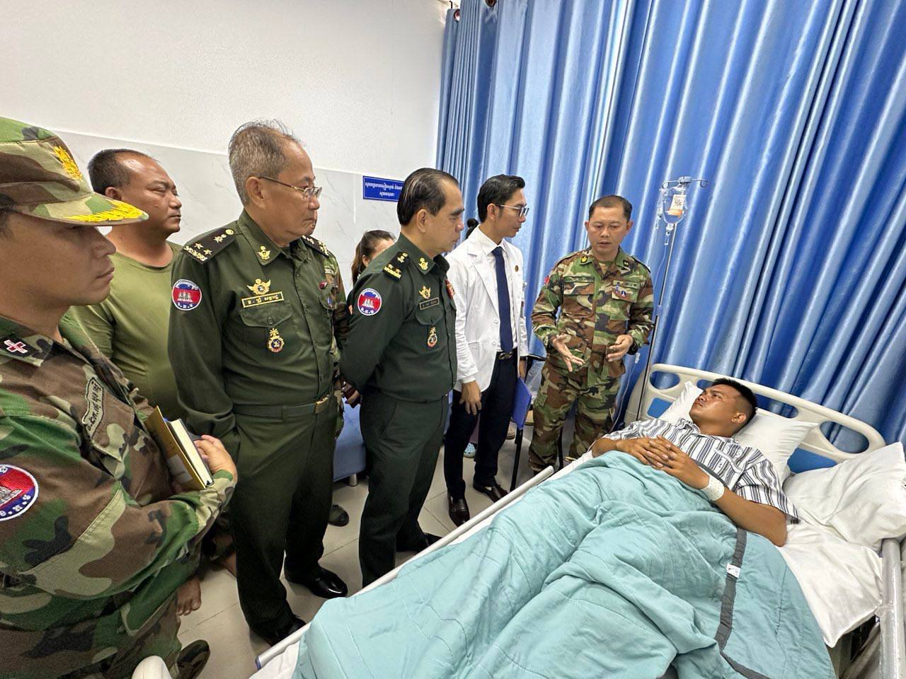 វរកងទ័ពកម្ពុជា  ដែលបានរងរបួសភ្នែកខាងស្តាំធ្ងន់ធ្ងរ  ក្នុងអំឡុងពេលបំពេញភារកិច្ច ក្នុងហេតុការណ៍ប៉ះទង្គិចគ្នារវាងកងកម្លាំងថៃ កំពុងសម្រាកព្យាបាល ក្រោមការយកចិត្តទុកដាក់បំផុតពីសំណាក់ក្រុមគ្រូពេទ្យ