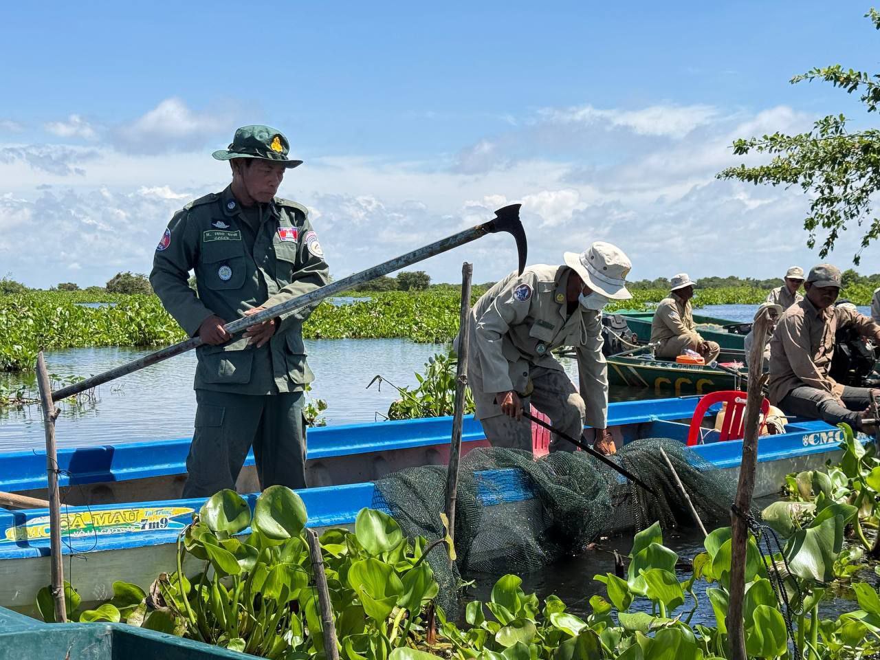 រដ្ឋបាលជលផលខេត្តកំពង់ធំ ចុះបង្ក្រាបបទល្មើសនេសាទនៅបាឡត ដោយបានរុះរើ និងកាប់បំផ្លាញចោលឧបករណ៍នៅនឹងកន្លែង
