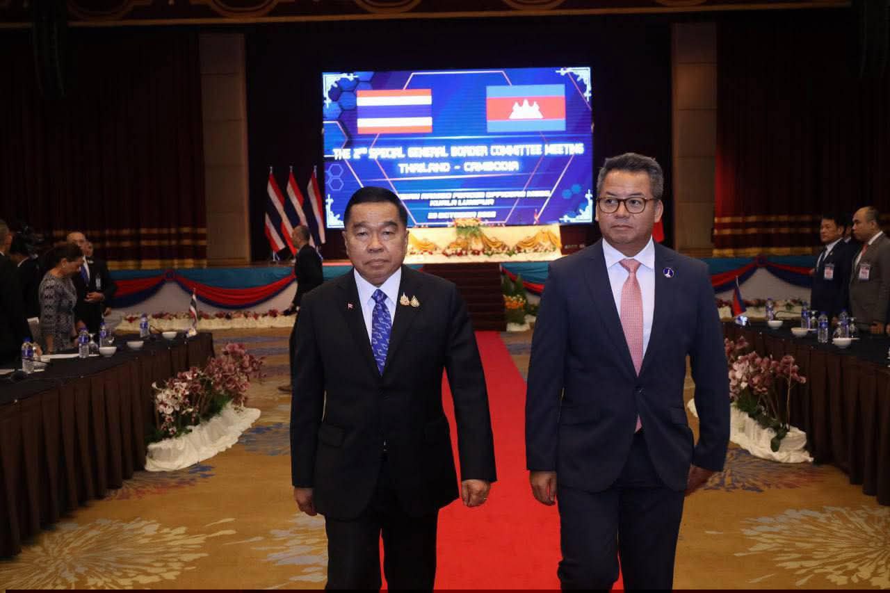 កម្ពុជា-ថៃ ឯកភាពគ្នាកាត់បន្ថយភាពតានតឹងផ្នែកយោធា ដោយដកអាវុធធន់ធ្ងន់ដែលមានសមត្ថភាពបំផ្លាញខ្លាំងទៅកាន់មូលដ្ឋានដើមវិញ ធ្វើឡើងក្រោមការត្រួតពិនិត្យ និងផ្ទៀងផ្ទាត់ពី AOT