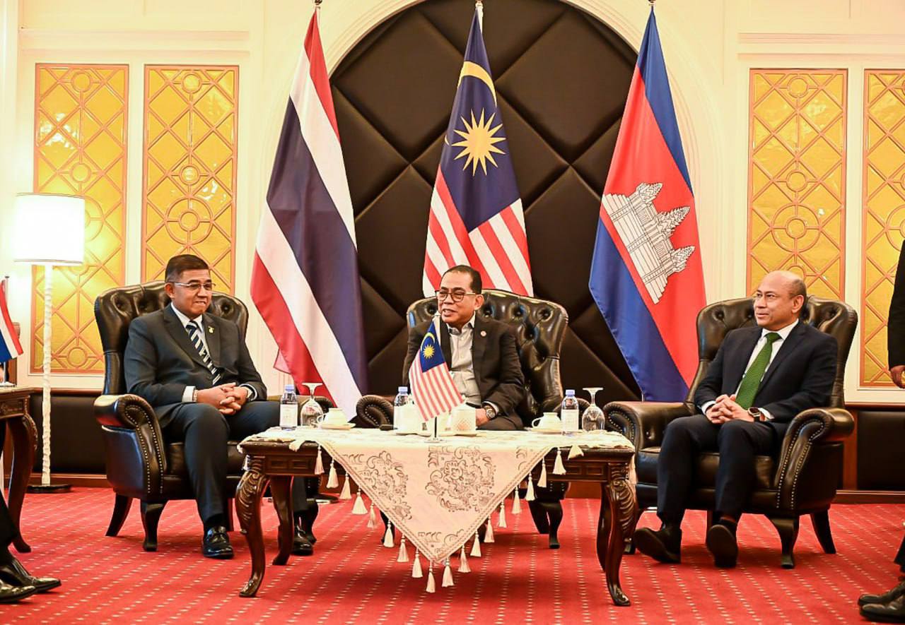 ជំនួបត្រីភាគី “កម្ពុជា-ថៃ-ម៉ាឡេស៊ី” ឯកភាពគ្នាក្នុងការបន្តខិតខំថែរក្សាសន្ទុះនៃការស្វែងរកសន្តិភាពឡើងវិញរវាងប្រទេសកម្ពុជា និងថៃ តាមយន្តការដែលបានឯកភាពគ្នាក្នុងកិច្ចប្រជុំពិសេសលើកទី២ GBC