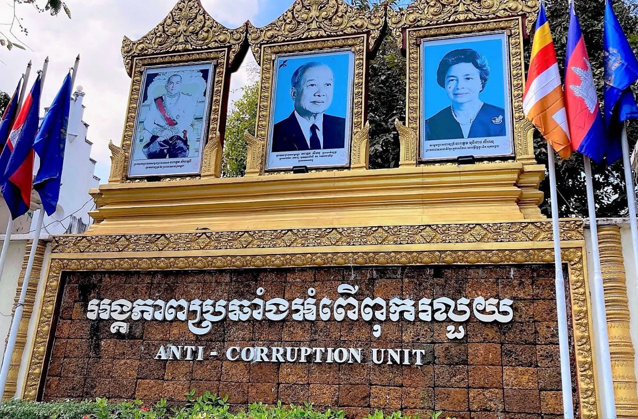 កាន់តែក្រើក! មេឃុំ និងមេភូមិ ០៣ ភូមិ នាំគ្នាដើរប្រមូលមេដៃពីពលរដ្ឋ ដើម្បីធ្វើរបាយការណ៍ការពារលោក ស្រី វិចិត្រ អនុប្រធានវាលក្រុម៥ រឿងយកលុយលើសកំណត់របស់រដ្ឋ ក្នុងការចែកប័ណ្ណកម្មសិទ្ធដីធ្លីជូនពលរដ្ឋ ខណៈសំណុំរឿងកំពុងស្ថិតក្នុងដៃ ACU