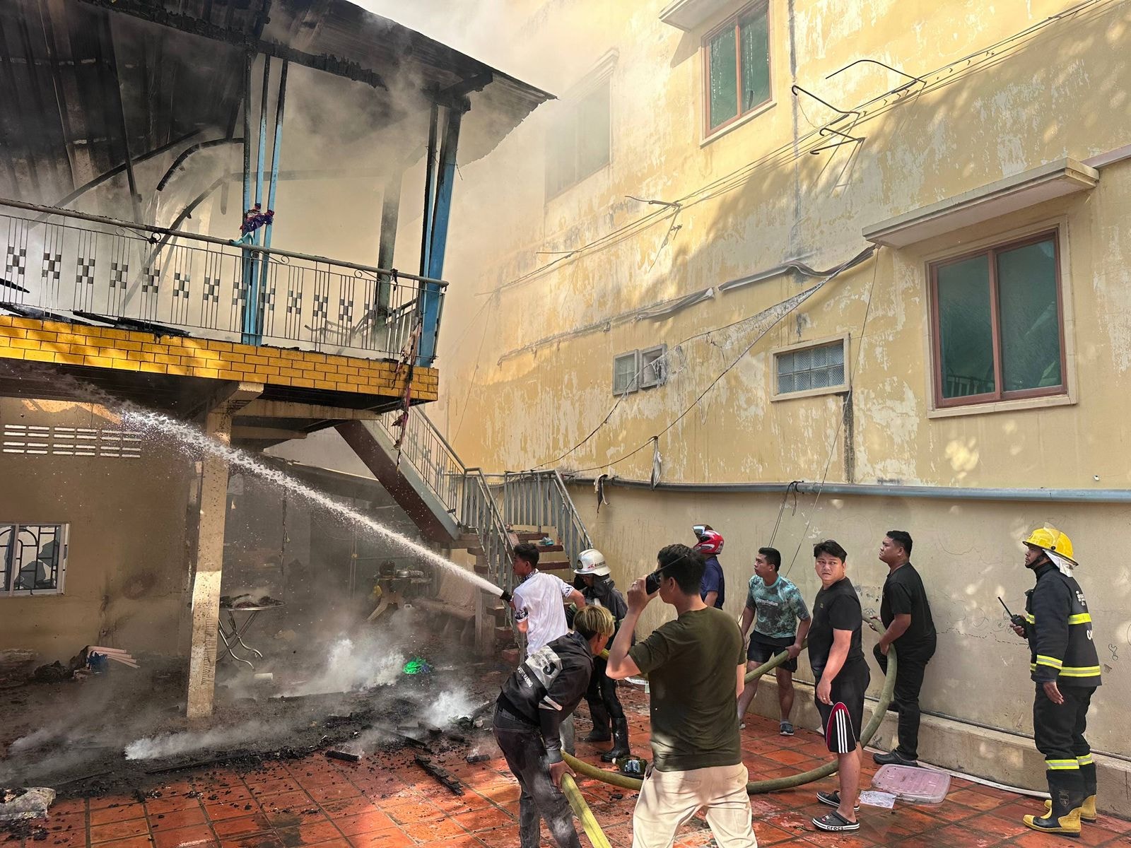 ផ្ទះប្រជាពលរដ្ឋ ចំនួន ១២ ខ្នង ត្រូវបានបំផ្លាញទាំងស្រុង ដោយសារករណីគ្រោះអគ្គិភ័យ នៅជិតស្ពានអាកាសក្បាលថ្នល់