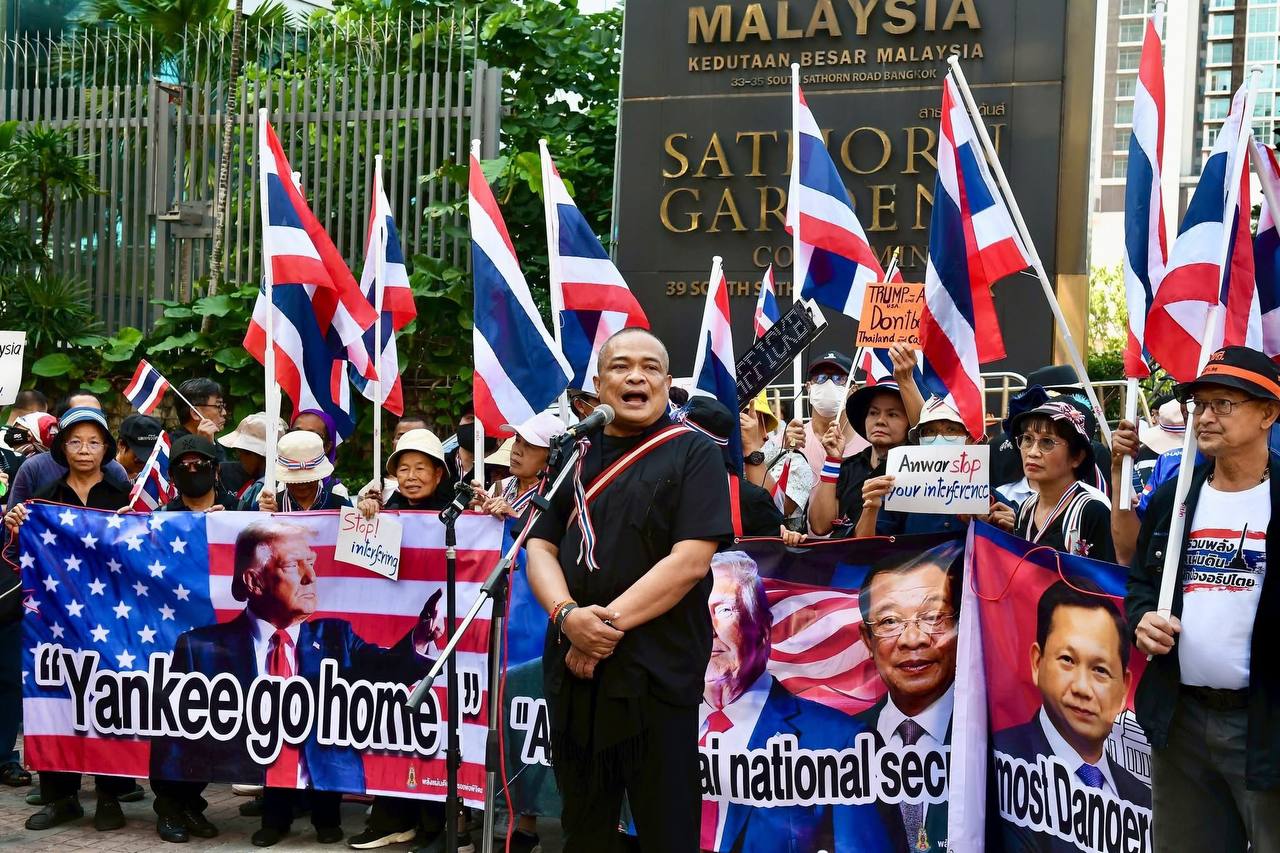 ក្រុមជ្រុលនិយមថៃ ចលនា “រួបរួមទឹកដី ដើម្បីការពារអធិបតេយ្យភាព” តវ៉ាទាមទារឱ្យម៉ាឡេស៊ី និងអាមេរិក មិនជ្រៀតជ្រែកក្នុងកិច្ចការរបស់ថៃ