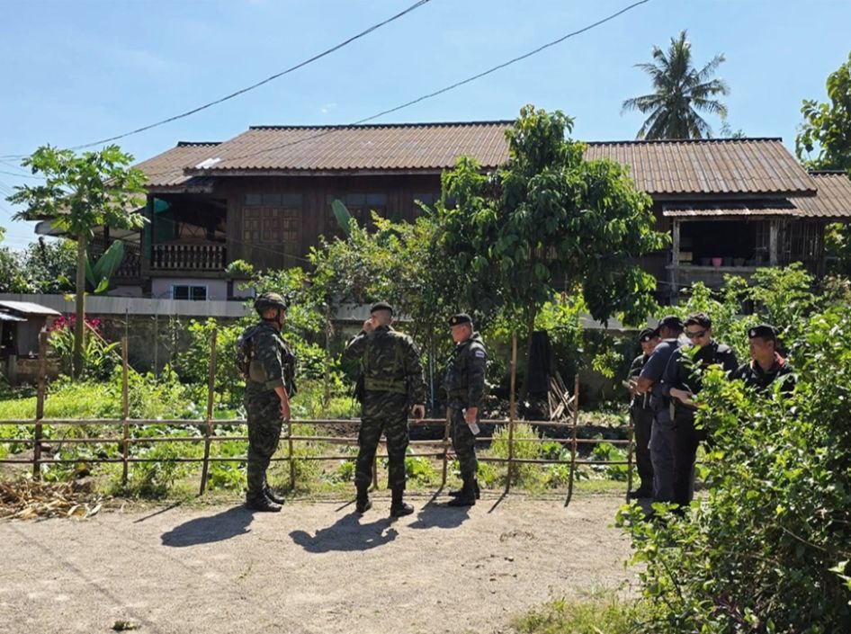 សត្រូវជុំទិស! ទាហានថៃក្ដៅស្លឹកត្រចៀកបាញ់ព្រមានទៅមីយ៉ាន់ម៉ា ខណៈគ្រាប់ផ្លោងរបស់ប្រទេសនេះ ធ្លាក់ចូលក្នុងភូមិមួយក្នុងប្រទេសថៃ បណ្ដាលឲ្យខូចខាតផ្ទះអ្នកស្រុកជាច្រើនខ្នង