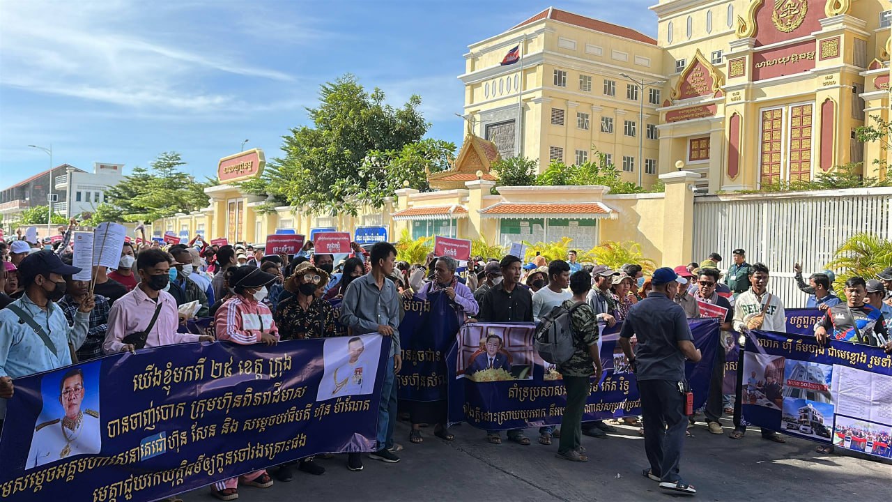 អតិថិជនរាប់រយនាក់ តវ៉ាបិទផ្លូវមុខសាលាដំបូងរាជធានីភ្នំពេញ ទាមទារឲ្យក្រុមហ៊ុន «ពិភពដីមាស» សងប្រាក់