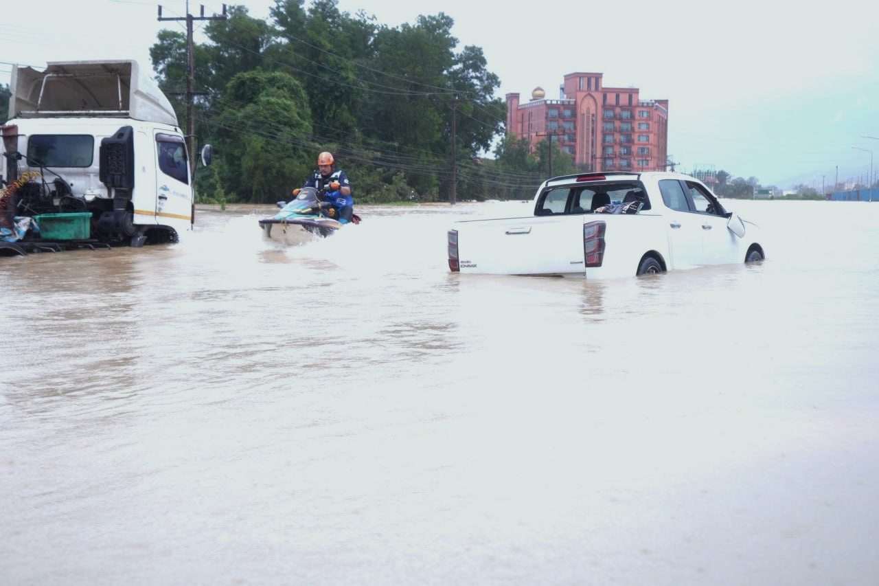 ឧទ្ធម្ភាគចក្រថៃ ០១ គ្រឿង ត្រូវបានរាយការណ៍ថា «បានធ្លាក់» ខណៈជួយសង្គ្រោះជនរងគ្រោះទឹកជំនន់ តែអាជ្ញាធរបដិសេធថា «មិនមានគ្រោះថ្នាក់ទេ»