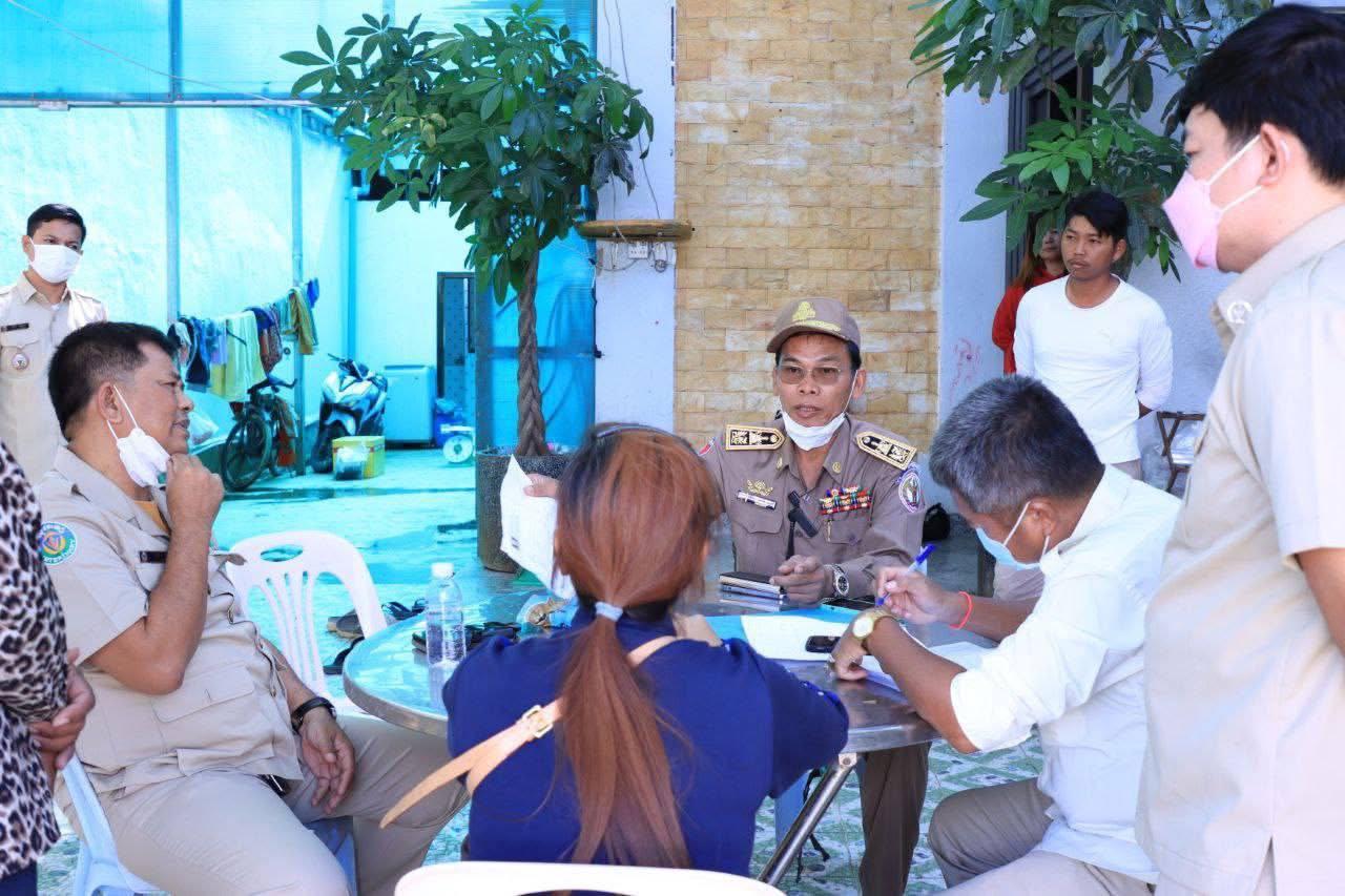 មន្ត្រីជំនាញចម្រុះ និងអាជ្ញាធរមូលដ្ឋាន ចុះពិនិត្យឃ្លាំង ២កន្លែងដែលបានស្តុបទុកសាច់បង្កកដើម្បីបង្ការខូចគុណភាពនិងមានសារធាតុគីមីហាមឃាត់