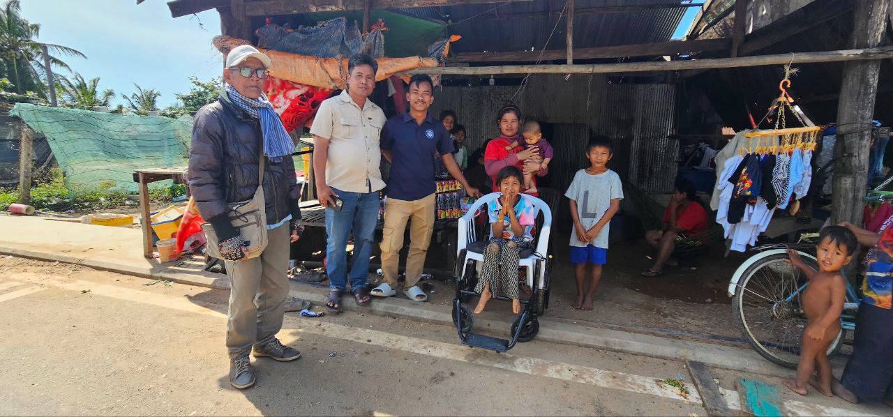 អនុប្រធានសមាគម AE MSJ នាំយកអំណោយថ្នាក់ដឹកនាំ និងសប្បុរសជន ជូនកុមារីពិការជើងទាំងសងខាង ស្ថិតនៅភូមិអង្កោល