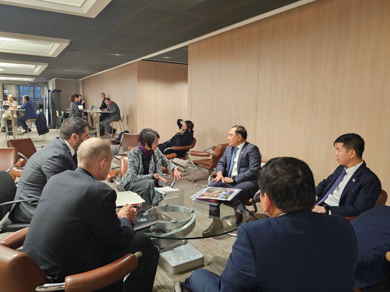 កម្ពុជា ថ្កោលទោសការប្រើប្រាស់គ្រាប់បែកចង្កោម ដោយចាត់ទុកថា “ជាការរំលោភបំពានធ្ងន់ធ្ងរចំពោះច្បាប់មនុស្សធម៌អន្តរជាតិ” និងទាមទារឱ្យអនុសញ្ញា ស្តីពី គ្រាប់បែកចង្កោម “ធ្វើការថ្កោលទោសឱ្យបានខ្លាំងក្លាបំផុត”