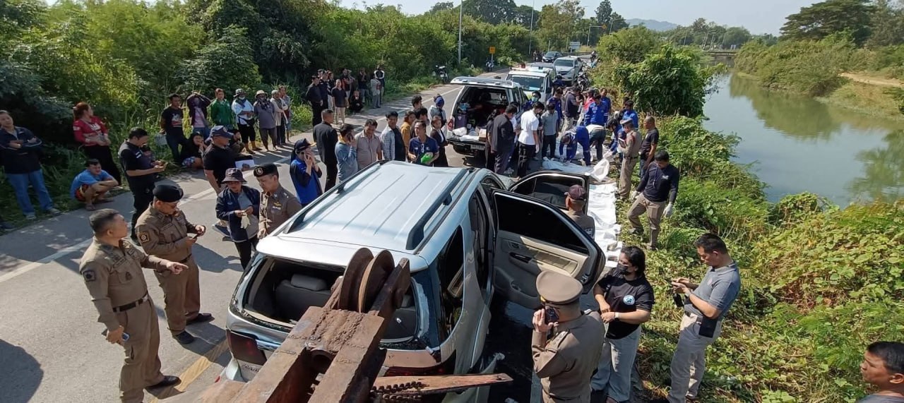 សពមនុស្ស០៩នាក់ ត្រូវបានរកឃើញនៅក្នុងរថយន្ត Toyota Fortuner ក្រោយធ្លាក់ចូលប្រឡាយទឹក ក្នុងខេត្តរាជបុរី