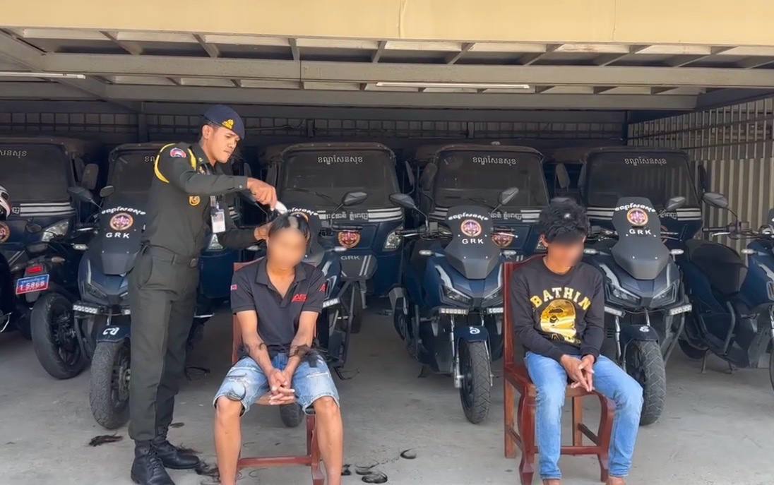 ក្មេងទំនើង ០៥នាក់ ត្រូវអាវុធហត្ថរាជធានីភ្នំពេញ ឆ្មក់បង្ក្រាបយកមកអប់រំណែនាំ ពាក់ព័ន្ធករណី បង្ហោះម៉ូតូលើផ្លូវសាធារណៈ និងកែច្នៃបំពង់ស៊ីម៊ាំងម៉ូតូខុសលក្ខណៈបច្ចេកទេស!