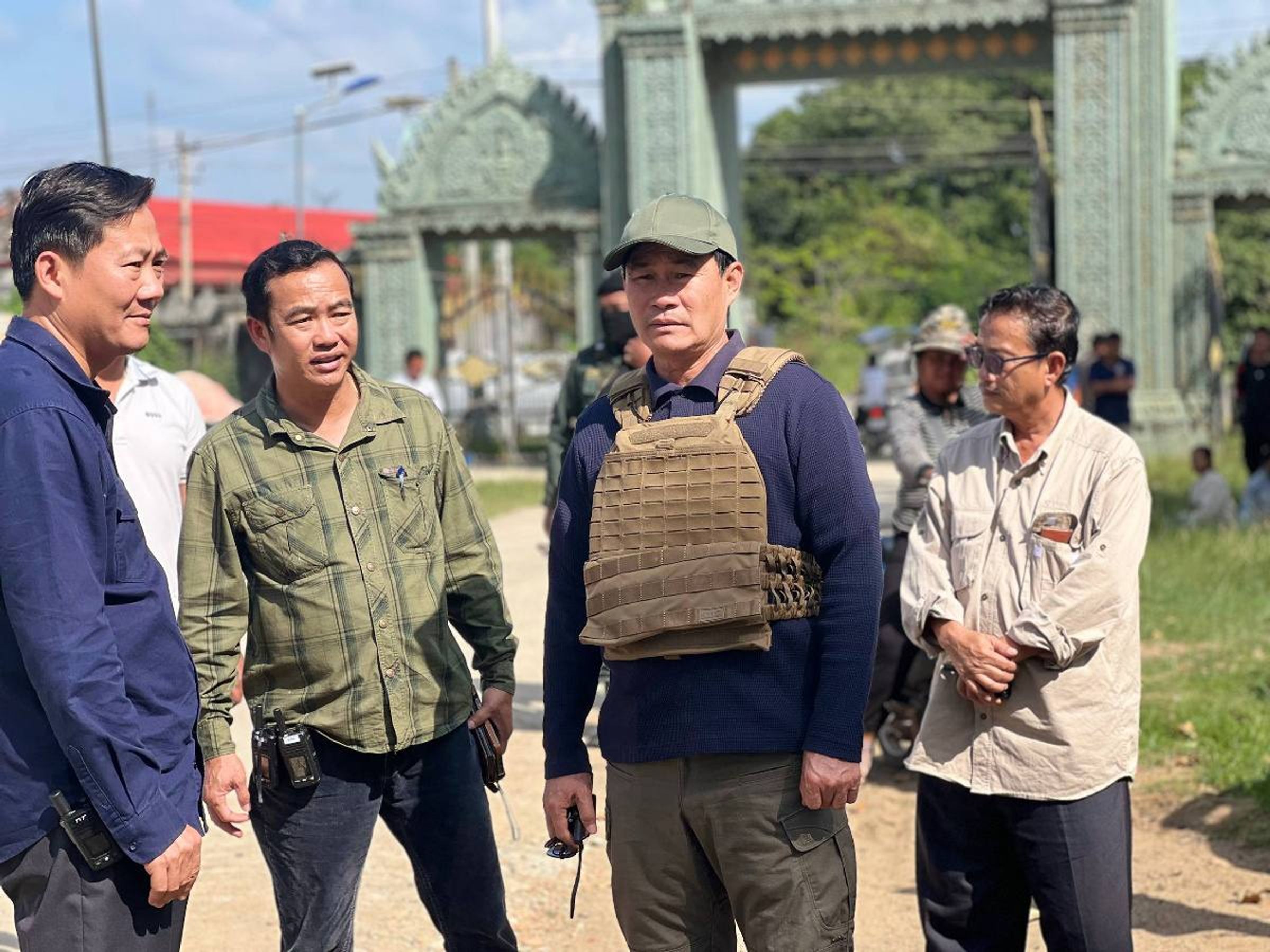 អភិបាលខេត្ត អញ្ជើញសួរសុខទុក្ខប្រជាពលរដ្ឋជនភៀសសឹកពីឃុំថ្មដា ជាង ៩០០ គ្រួសារកំពុងស្នាក់នៅបណ្តោះអាសន្ននៅទីតាំងសុវត្ថិភាព