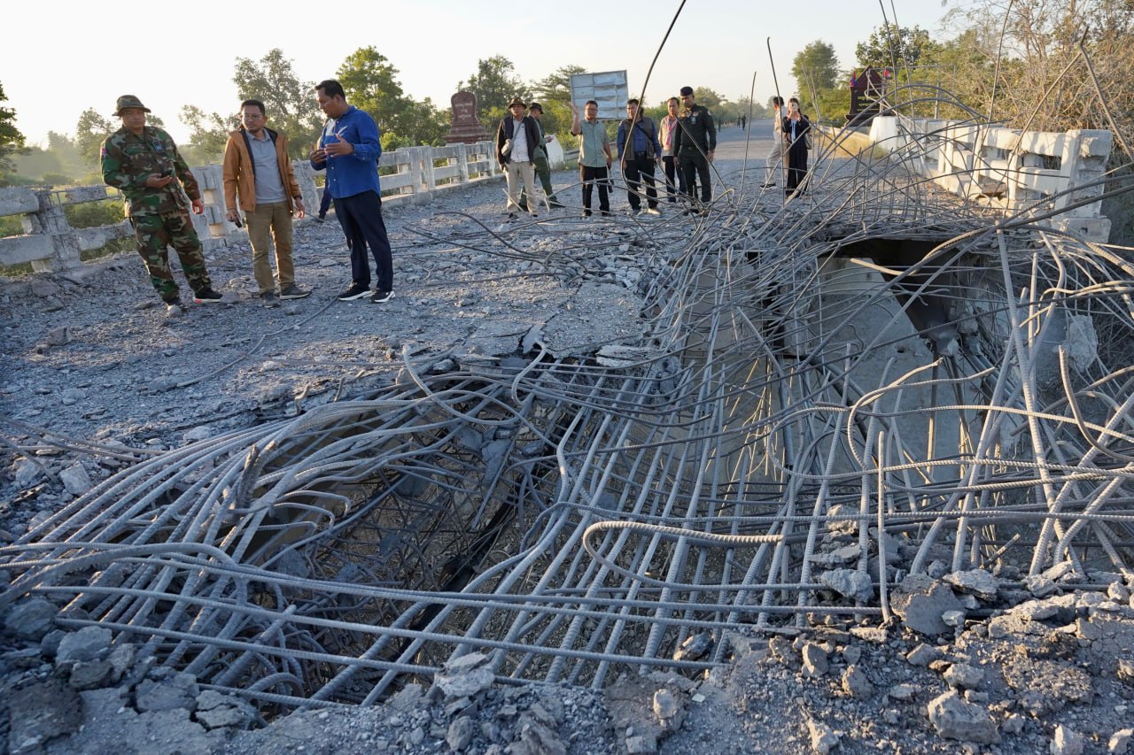 ខ្ទេចស្ពានមួយទៀតហើយ! យោធាថៃប្រើប្រាស់យន្តហោះ F-16 ទម្លាក់គ្រាប់បែកផ្ដាច់ស្ពានអូរជីក ស្ថិតក្នុងខេត្តឧត្តរមានជ័យ និងព្រំប្រទល់ស្រីស្នំ ខេត្តសៀមរាប