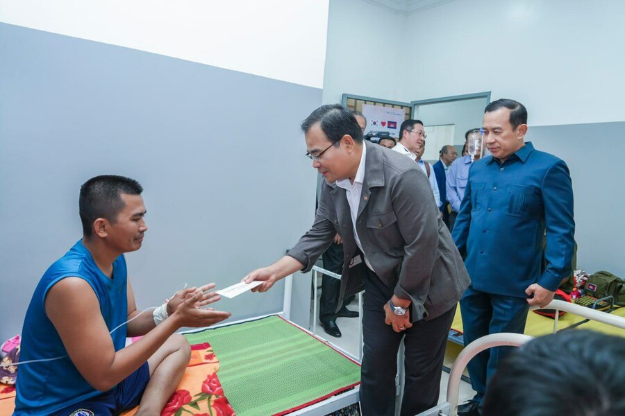 ឧបនាយករដ្ឋមន្រ្តីប្រចាំការបន្តចុះសួរសុខទុក្ខវីរកងទ័ពដែលរងរបួសកំពុងសម្រាកព្យាបាលនៅមន្ទីរពេទ្យបង្អែកខេត្តកំពង់ធំ