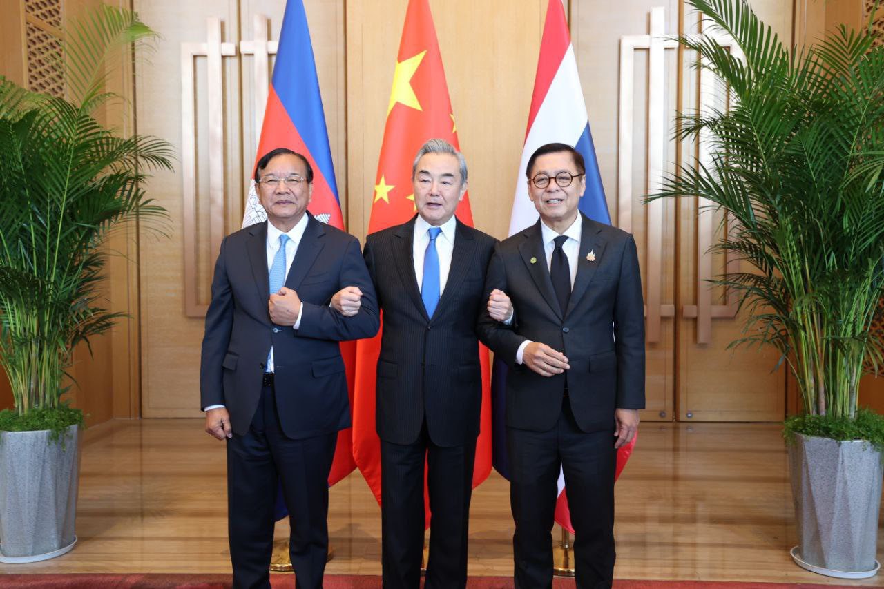 កិច្ចប្រជុំត្រីភាគី កម្ពុជា-ចិន-ថៃ ពង្រឹងការអនុវត្តបទឈប់បាញ់ ជាអាទិភាពបន្ទាន់ និងជំរុញសន្តិភាពយូរអង្វែង