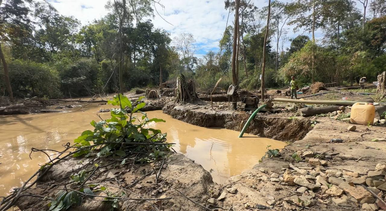 ជើងភ្នំរហាវ ក្លាយជាតំបន់រុករករ៉ែមាស ដោយខុសច្បាប់ ជាច្រើនកន្លែង ក្រោមការបើកដៃពីមន្ត្រីជំនាញ និងអាជ្ញាធរពាក់ព័ន្ធគ្រប់គ្រងតំបន់