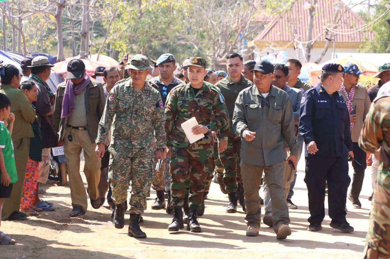 ក្រុមអ្នកសង្កេតការណ៍អាស៊ាន AOT ចុះពិនិត្យផ្ទាល់ផលប៉ះពាល់ផ្ទះសម្បែងពលរដ្ឋ ដែលយោធាថៃព័ទ្ធយកនៅតំបន់បឹងត្រកួន