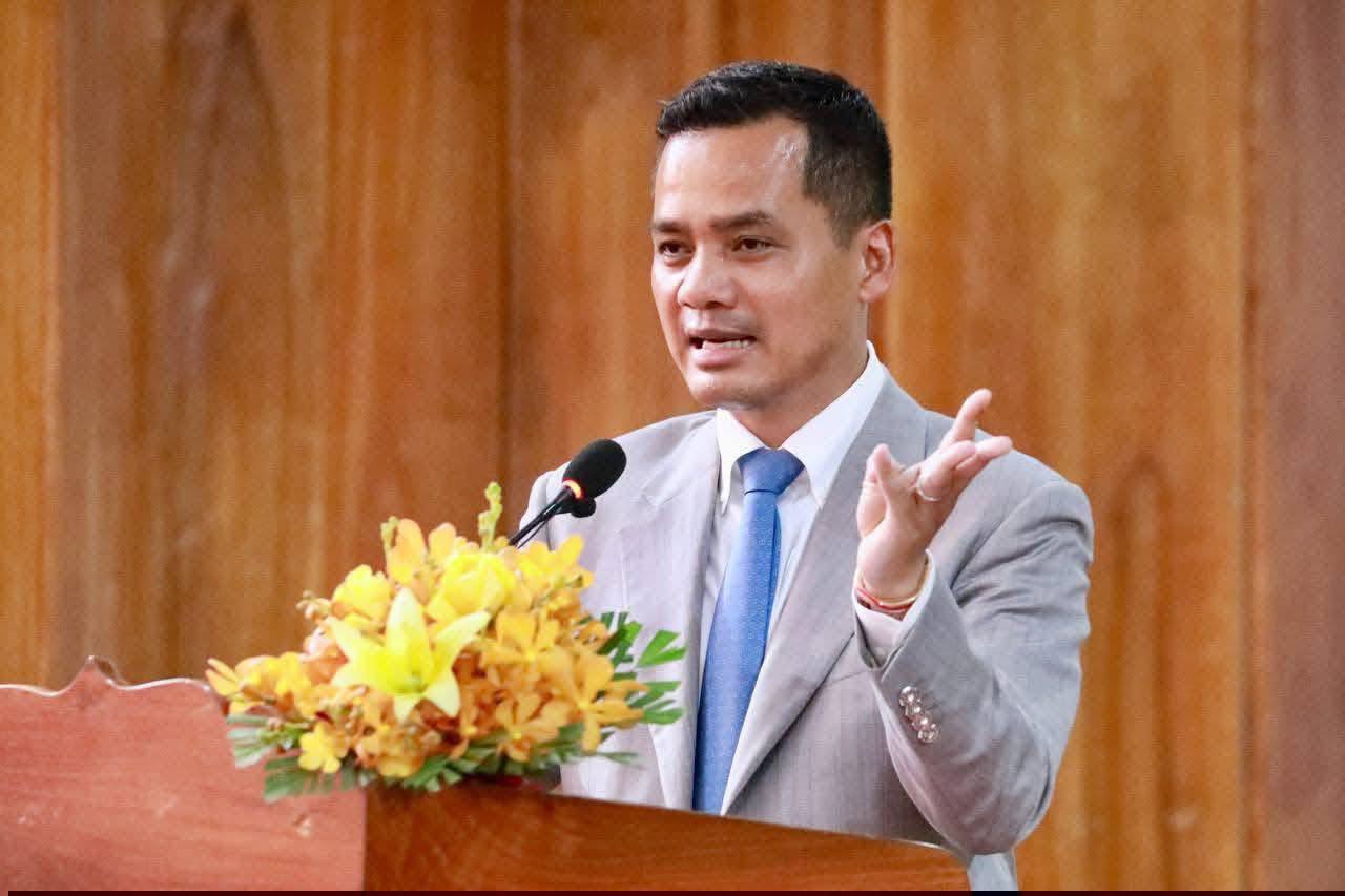 ឯកឧត្តម ស សុខា សម្រេចដកតំណែង និងបន្ថយឋានន្តរស័ក្តិប៉ូលិសខេត្តស្ទឹងត្រែង ៦រូប ក្នុងនោះមានម្នាក់ពាក់ផ្កាយ១ !