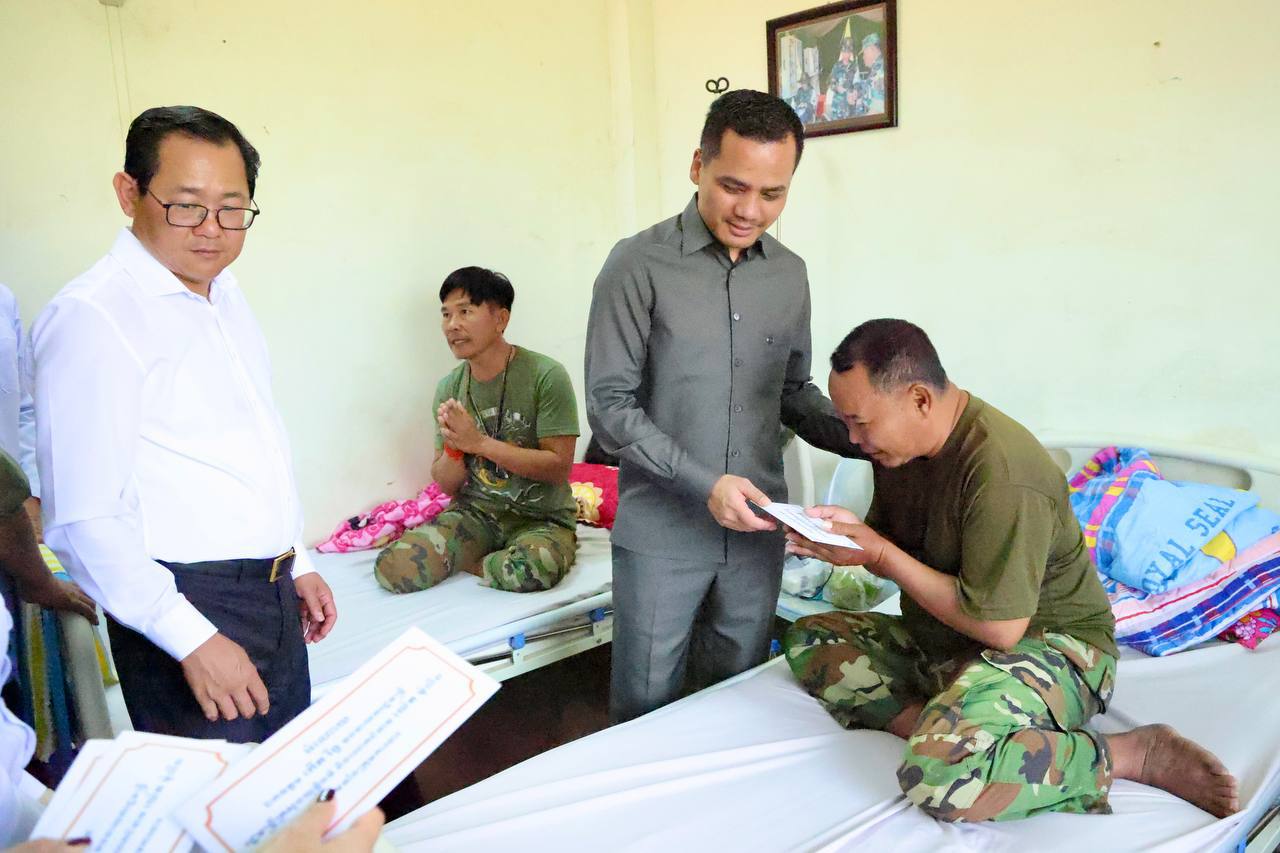 ប្រមុខក្រសួងមហាផ្ទៃ និងក្រសួងយុត្តិធម៌ អញ្ជើញផ្ដល់កម្លាំងចិត្តជូនវីរយុទ្ធជន កំពុងសម្រាកព្យាបាលនៅមន្ទីរពេទ្យយោធភូមិភាគទី៥!
