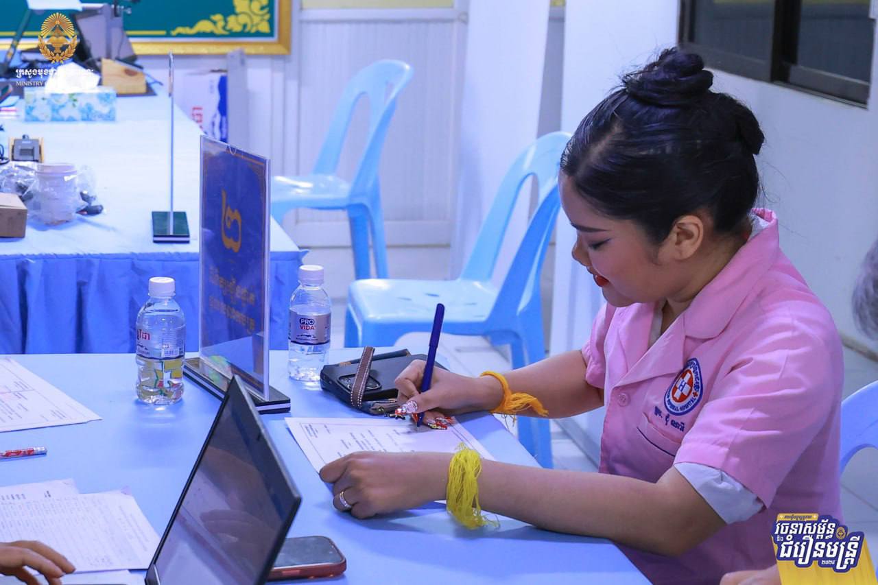 អ្នកគ្រូពេទ្យ ជុំ ណារី លះបង់ថ្ងៃអាពាហ៍ពិពាហ៍ ដើម្បីចូលរួមធ្វើជំរឿនមន្ត្រីដោយផ្ទាល់ នៅទីតាំងចុះជំរឿន នៃ «មន្ទីរពេទ្យបង្អែកដង្កោ»